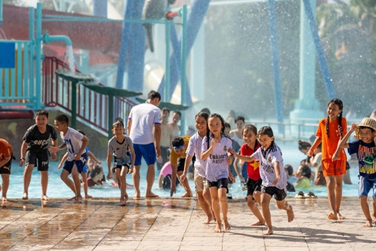 500 học sinh huyện Thăng Bình được trải nghiệm miễn phí ở Vinwonders Nam Hội An