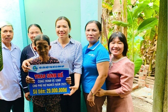 Bình Quý bàn giao công trình vệ sinh trị giá 20 triệu đồng