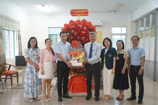 Lãnh đạo UBND tỉnh thăm các cơ quan báo chí tại Đà Nẵng