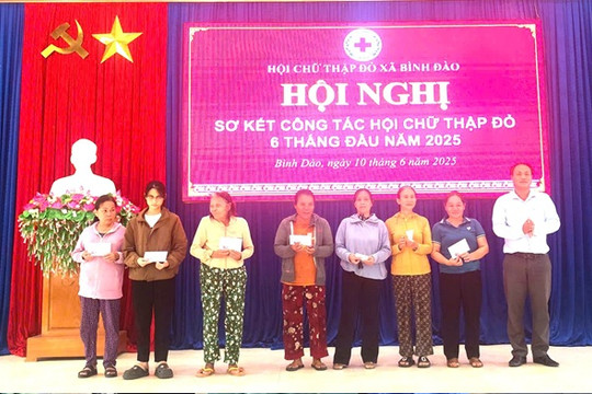 Bình Đào trao quà cho người có hoàn cảnh khó khăn
