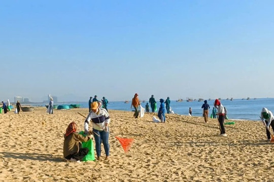 Tổ chức Chương trình “Hành động vì biển xanh” tại xã Bình Minh