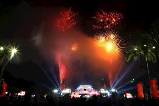 Tổ chức bắn pháo hoa chào mừng thành lập thành phố Đà Nẵng (mới)