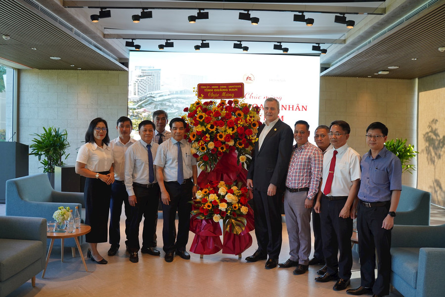 Chủ tịch UBND tỉnh thăm, chúc mừng Hoiana Resort & Golf và tập thể lãnh đạo Công ty TNHH Karcher Việt Nam Technology.