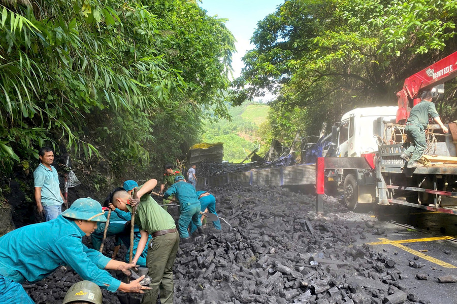 Công an huyện Phước Sơn tham gia cứu hộ, cứu nạn vụ TNGT trên đường Hồ Chí Minh