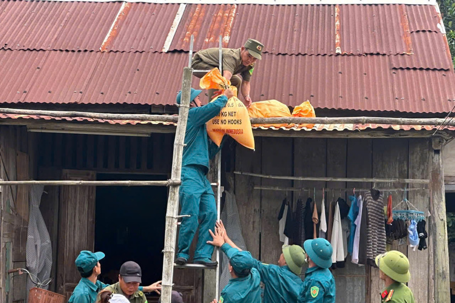 Cán bộ, chiến sĩ Công an Quảng Nam sát cánh cùng nhân dân phòng chống bão số 6