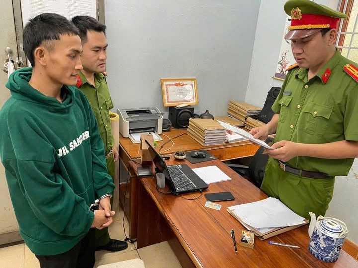 Bắt tạm giam đối tượng trộm cắp điện thoại di động