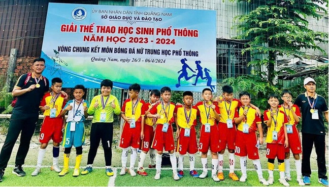 Thầy giáo Nguyễn Văn Hay - Người thổi hồn bóng đá trẻ Thăng Bình