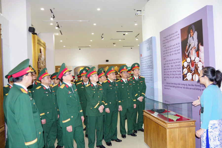 Quân ủy Trung ương, Quân khu 5 dâng hoa, viếng hương tại nghĩa trang liệt sĩ tỉnh và tượng đài Mẹ VNAH