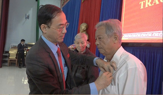 Đảng bộ thị trấn Hà Lam trao Huy hiệu Đảng cho 32 đảng viên