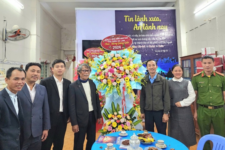 Lãnh đạo thị trấn Hà Lam thăm, chúc mừng nhân ngày Lễ Giáng Sinh năm 2024