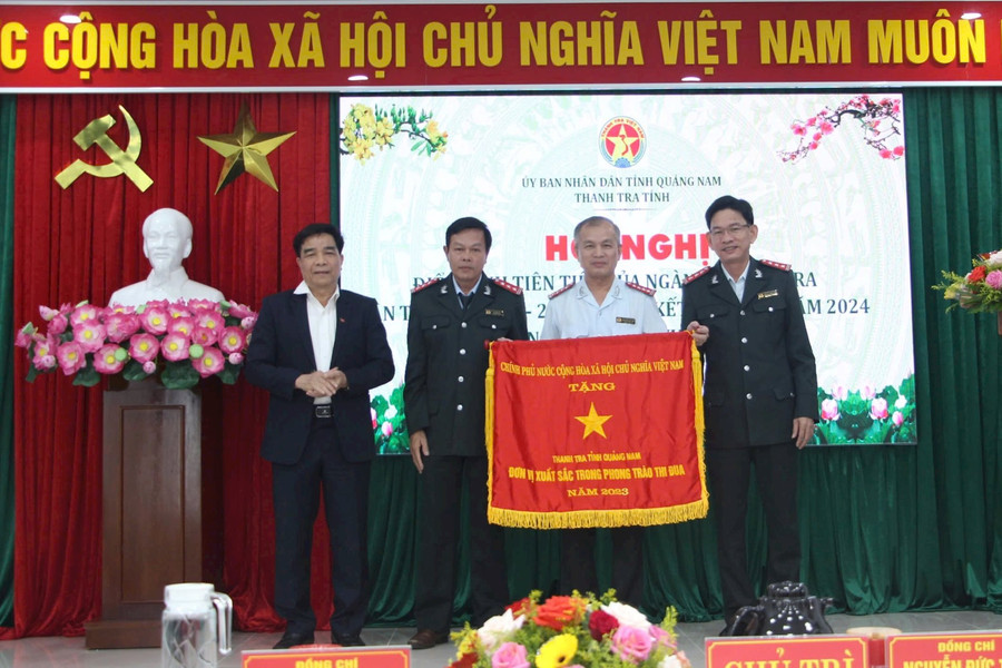Thanh tra tỉnh Quảng Nam nhận cờ thi đua xuất sắc từ Chính phủ