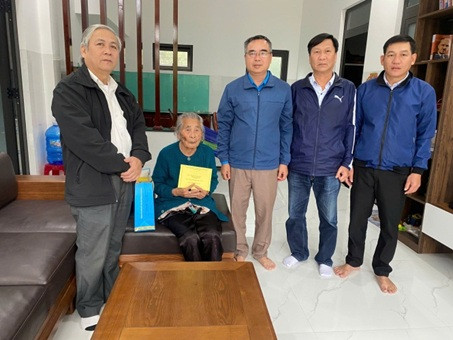 UBMTTQVN và các tổ chức chính trị - xã hội huyện đến thăm và tặng quà phụng dưỡng Mẹ Việt Nam Anh hùng