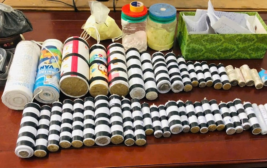 Sáu học sinh Trường THCS Ngô Quyền tự nguyện giao nộp 53 viên pháo tự chế