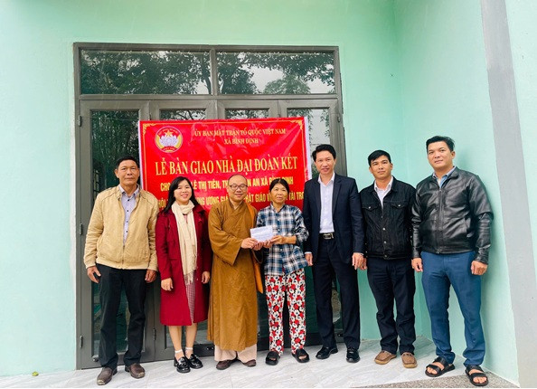 Mặt trận xã Bình Định và Bình Quế bàn giao nhà đại đoàn kết cho hộ nghèo