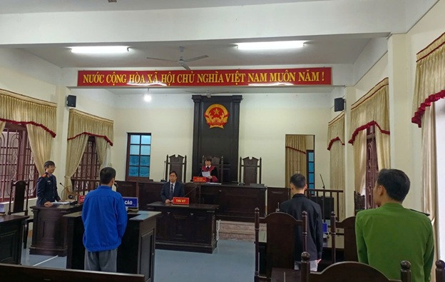 Lãnh 3 tháng tù về tội “Tàng trữ hàng cấm”