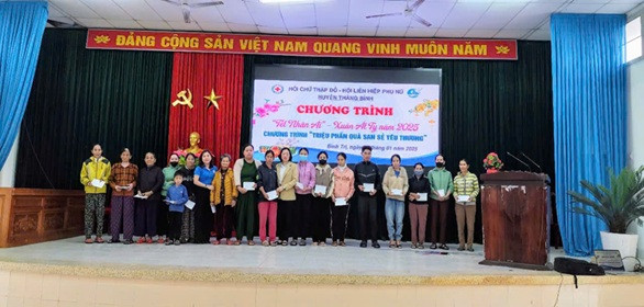 Hội LHPN phối hợp với Hội Chữ thập đỏ huyện tổ chức Chương trình “Tết nhân ái” tại 3 xã Bình Quý, Bình Trị và Bình Quế