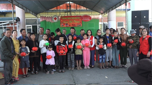 Đội xe ôm Hà Lam nuôi heo đất giúp người nghèo khó