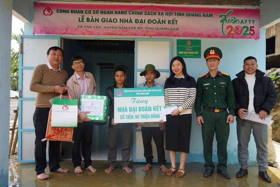 Trao nhà đại đoàn kết cho hộ nghèo đón tết Ất Tỵ