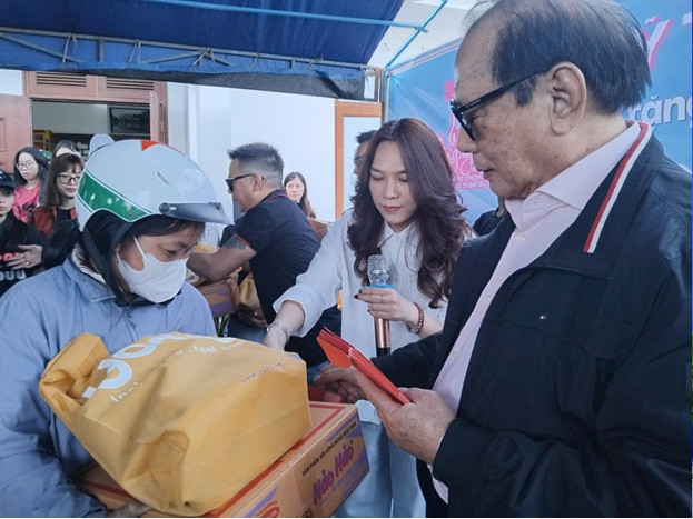 Gia đình ca sĩ Mỹ Tâm trao 300 suất quà tại Thăng Bình