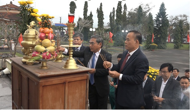 Lãnh đạo huyện Thăng Bình dâng hương tưởng niệm các anh hùng liệt sĩ nhân dịp Tết Nguyên đán Ất Tỵ 2025