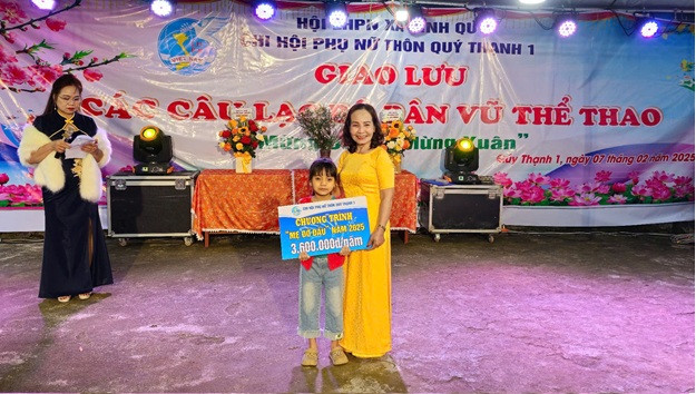 Hội LHPN Việt Nam xã Bình Quý nhận đỡ đầu 23 em học sinh, sinh viên