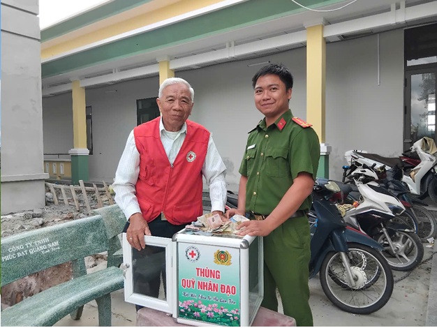 Hội Chữ thập đỏ và Công an xã Bình Giang mở thùng quỹ nhân đạo trao hỗ trợ các gia đình có người bị bệnh hiểm nghèo