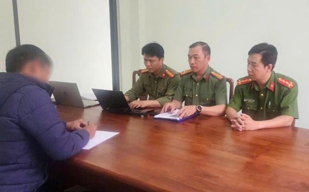 Triệu tập 2 đối tượng đăng tải tin bài sai sự thật