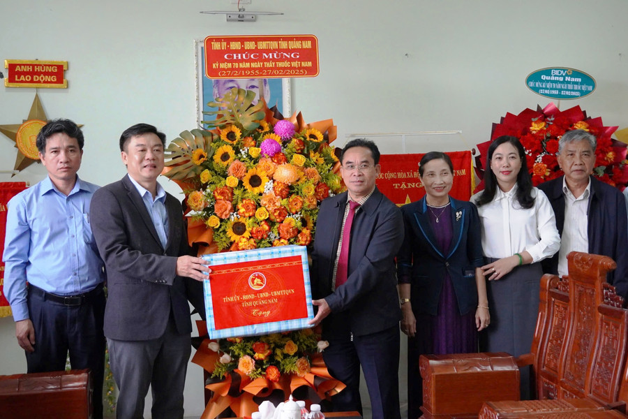 Phó Chủ tịch UBND tỉnh Trần Anh Tuấn thăm Trường Cao đẳng Y tế nhân Ngày Thầy thuốc Việt Nam