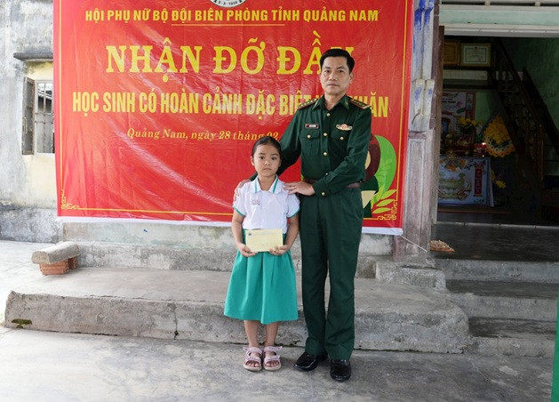 Hội Phụ nữ Bộ đội Biên phòng Quảng Nam nhận đỡ đầu học sinh đặc biệt khó khăn