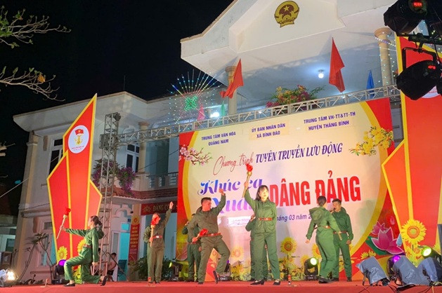 Tuyên truyền lưu động "Khúc ca xuân dâng Đảng" tại xã Bình Đào