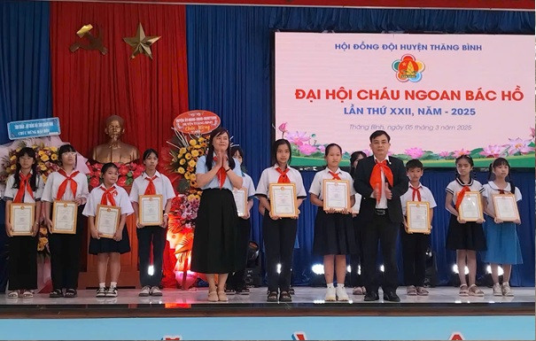 Huyện đoàn Thăng Bình trao giải cuộc thi vẽ tranh cho 14 học sinh