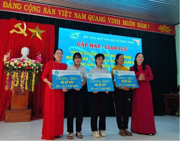 Đỡ đầu thêm 28 trẻ mồ côi dịp 115 năm Ngày Quốc tế phụ nữ