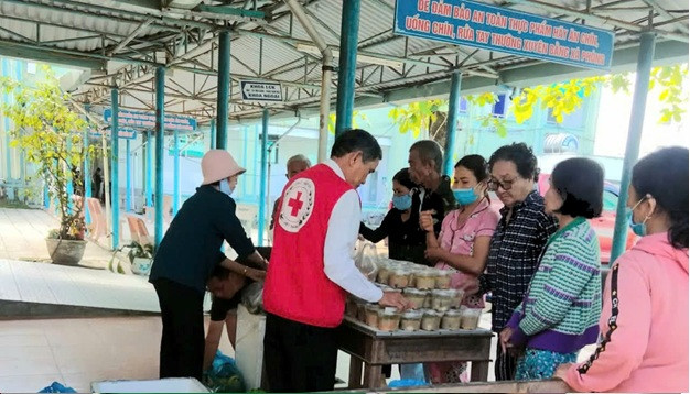 Trao 180 suất ăn trưa từ thiện tại Trung tâm y tế huyện Thăng Bình