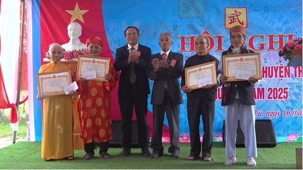 Tuyên dương 11 học sinh dòng họ Vũ - Võ đạt giải các kỳ học sinh giỏi cấp tỉnh năm 2024