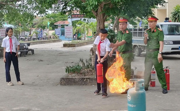 Công an xã Bình Phục tuyên truyền pháp luật cho học sinh