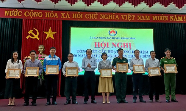 Khen thưởng cho 9 tập thể, 21 cá nhân có thành tích tốt trong tổ chức các hoạt động kỷ niệm 50 năm ngày Giải phóng quê hương (26/3)