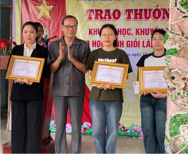 Trao thưởng cho học sinh giỏi làng La Mật