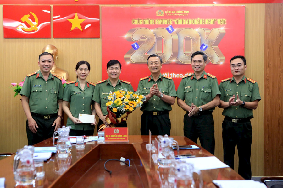 Lãnh đạo Công an tỉnh Quảng Nam tặng hoa chúc mừng Fanpage “Công an Quảng Nam” đạt 200.000 người theo dõi