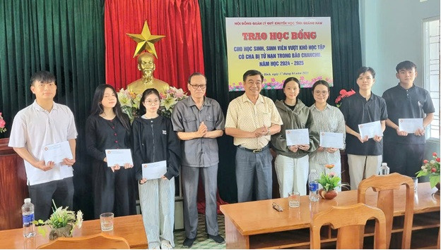 Trao học bổng Chanchu năm học 2024 - 2025 cho học sinh, sinh viên