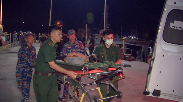Khẩn cấp đưa ngư dân xã Bình Minh bị đau nặng trên biển vào bờ cấp cứu an toàn