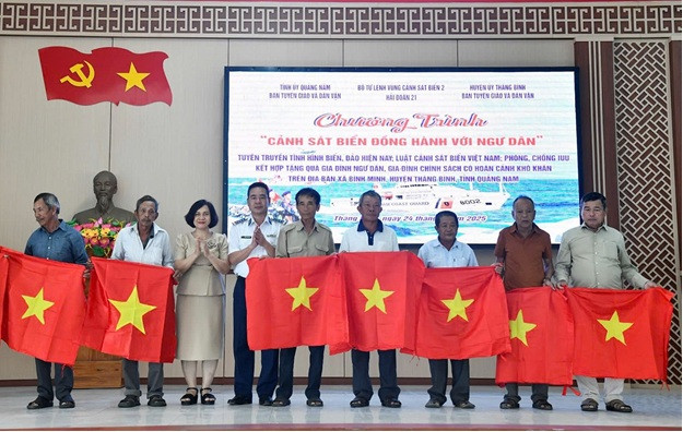 Hải đoàn 21 tổ chức chương trình “Cảnh sát biển đồng hành với ngư dân” tại huyện Thăng Bình