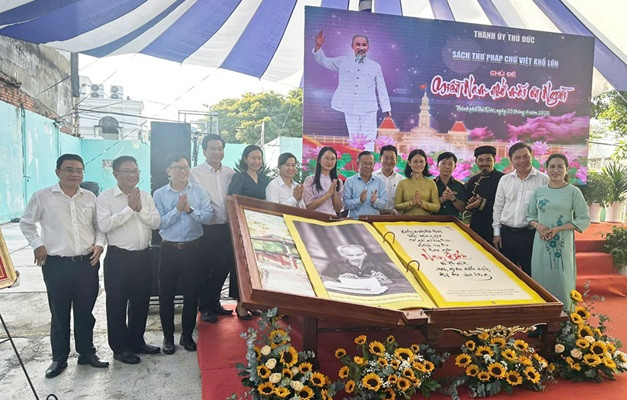 Công bố tác phẩm thư pháp độc bản “Miền Nam nhớ mãi ơn Người” của người con quê hương Bình Tú, huyện Thăng Bình