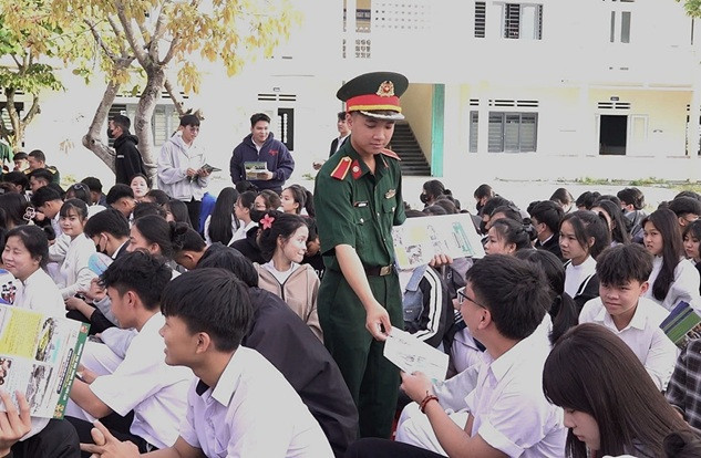 Ban tuyển sinh Bộ Quốc phòng tư vấn tuyển sinh quân sự cho học sinh THPT huyện Thăng Bình