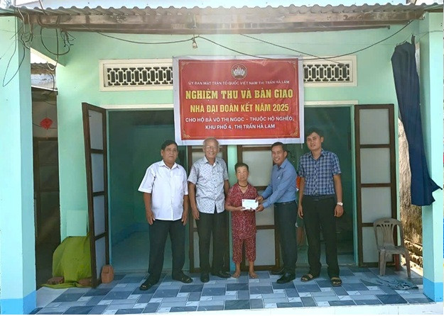 Mặt trận thị trấn Hà Lam bàn giao nhà đại đoàn kết