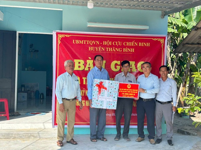 Bàn giao nhà “Nghĩa tình đồng đội” tại xã Bình Hải