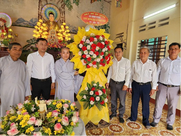 Lãnh đạo các xã, thị trấn thăm, chúc mừng các cơ sở Phật giáo