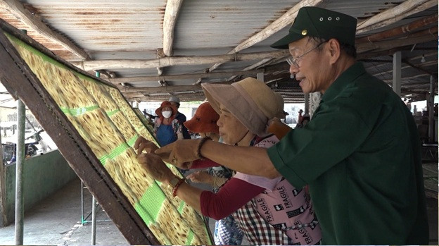 Tấm lòng một cựu chiến binh ở làng biển Duy Hà