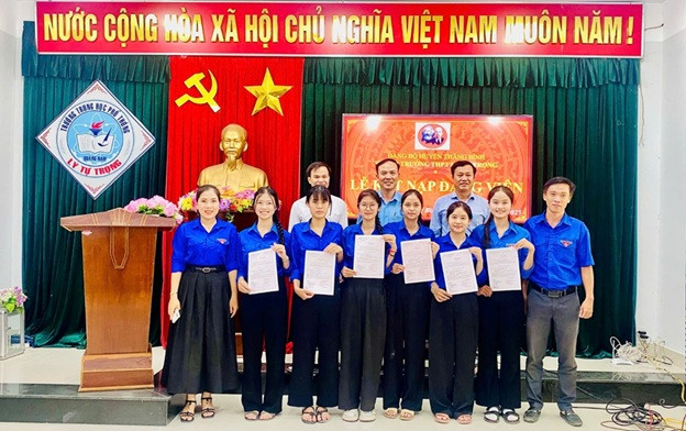 Trường THPT Lý Tự Trọng (Bình Trị) chú trọng phát triển đảng viên trong học sinh