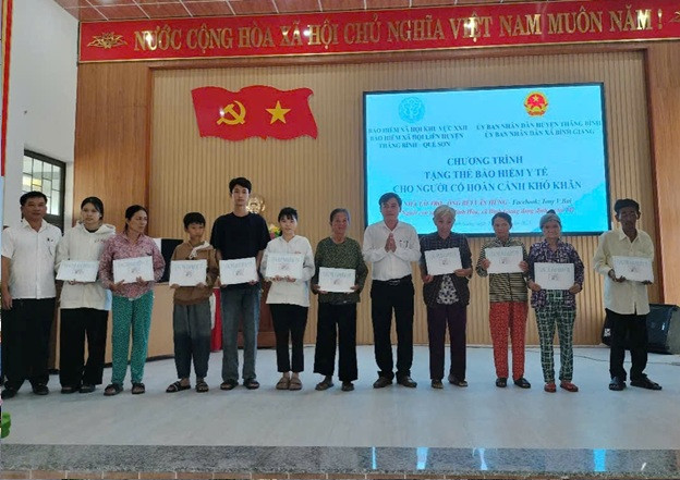 BHXH liên huyện Thăng Bình – Quế Sơn tặng 10 thẻ BHYT cho hộ khó khăn
