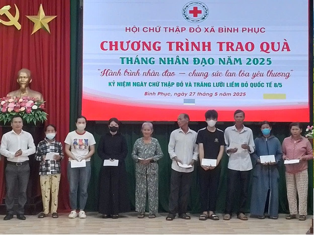 Trao quà cho hộ nghèo, cận nghèo, hộ khó khăn của xã Bình Phục